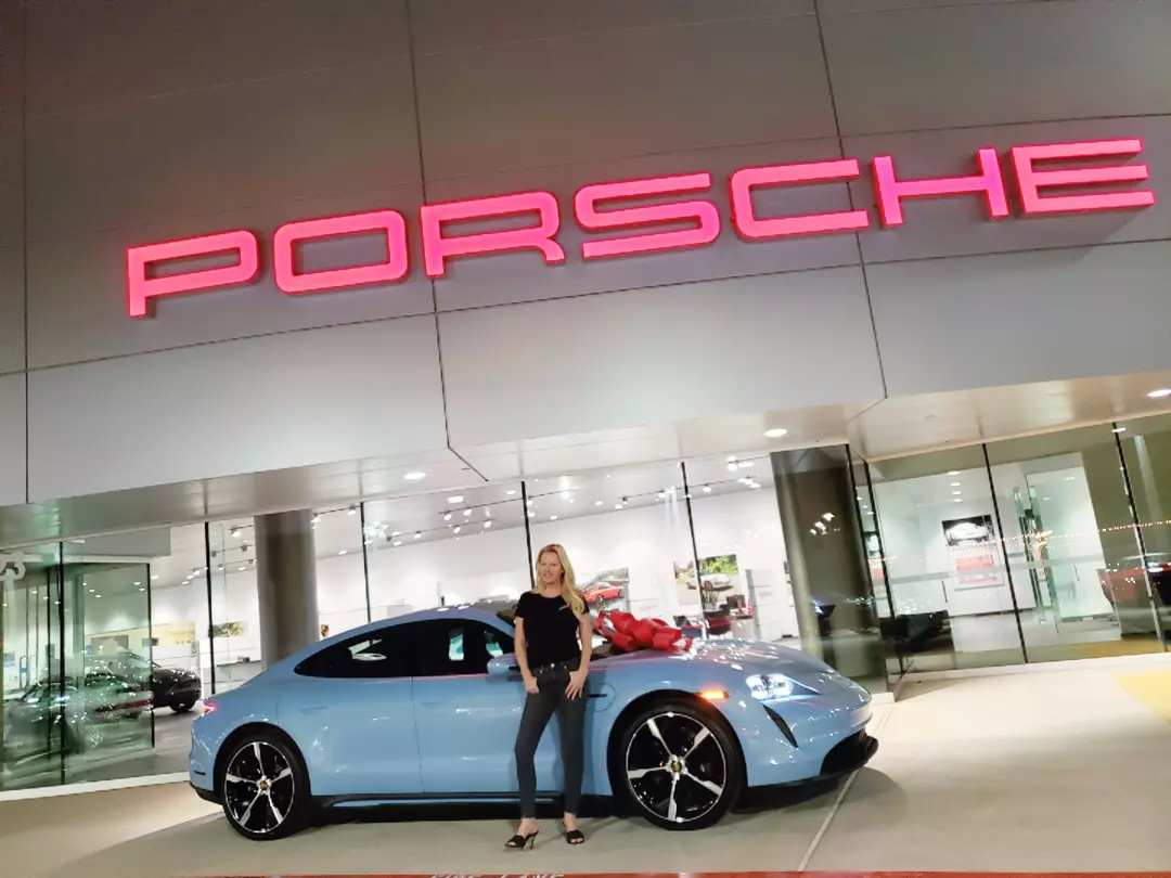 Porsche Taycan FROZEN BLUE Taycan Club 4E006403-D90F-4122-815B-C64D9BC1A45E