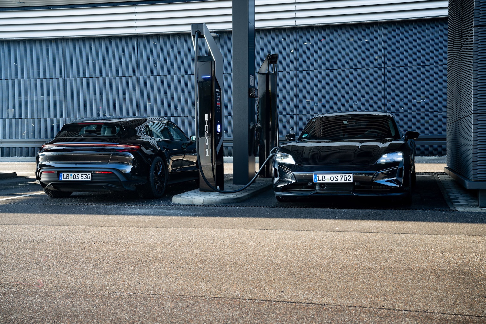 Porsche Taycan 🚨 2025 Taycan Officially Revealed! Specs, Wallpaper Photos, Videos & US Pricing porsche-taycan-charging-0004-v1-65c24696d2647