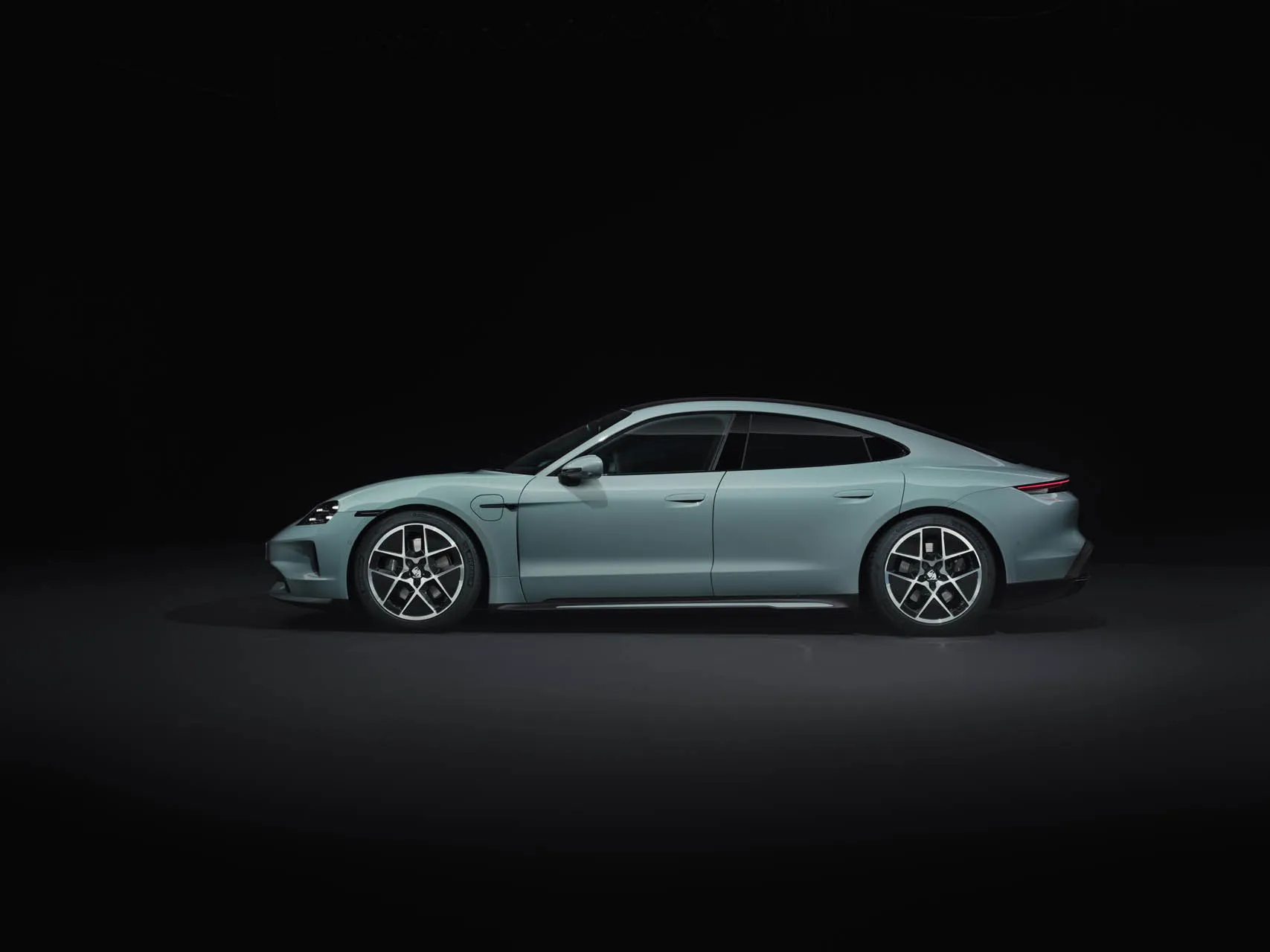 Porsche Taycan 🚨 2025 Taycan Officially Revealed! Specs, Wallpaper Photos, Videos & US Pricing porsche-taycan_100917179_h