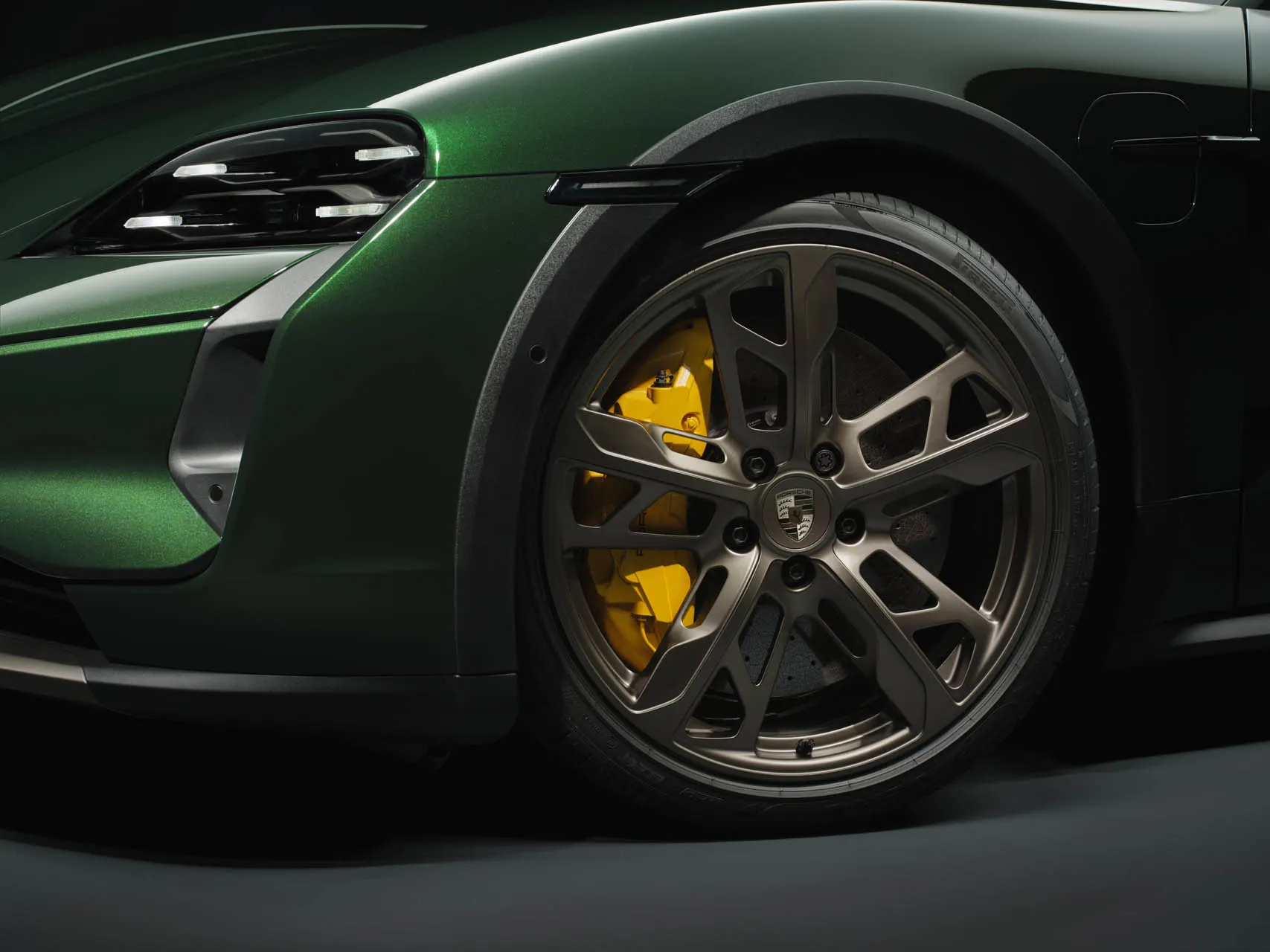 Porsche Taycan 🚨 2025 Taycan Officially Revealed! Specs, Wallpaper Photos, Videos & US Pricing porsche-taycan_100917195_h